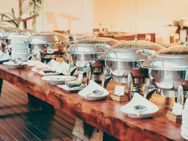 Catering for Open Houses: How to Prep for 100 Guests Without Stress0 (0)